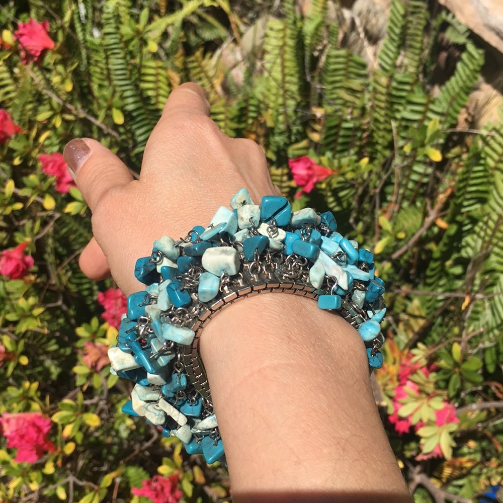 Beautiful turquoise beaded bracelet.